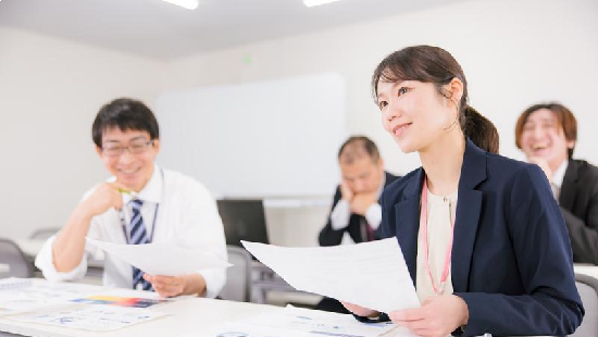 安心して自分らしく働く若い男女